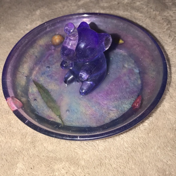 Epoxy resin elephant ๐ ring holder multi colored with shells ๐ and single leaf - Picture 5 of 6